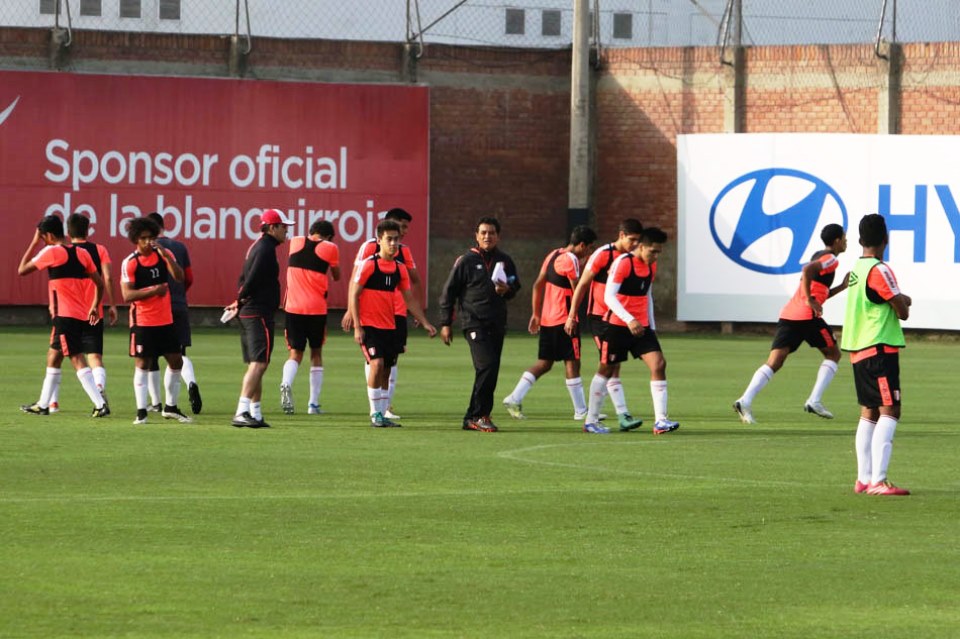 Imagen cortesía de FPF (www.fpf.com.pe) - Todos los derechos reservados Selección sub 17 de Perú en Hotel Bahamas